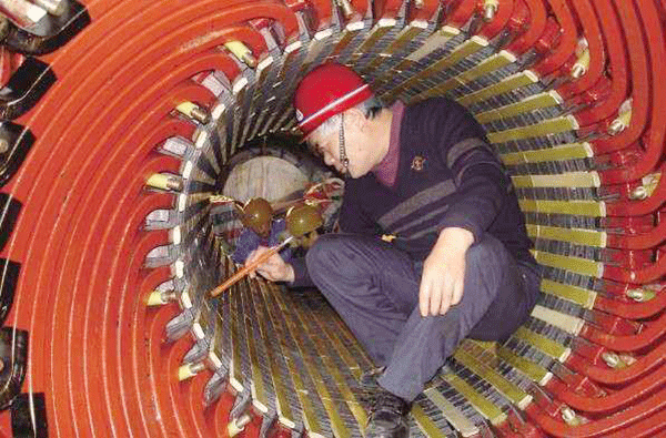 西安泰富西瑪電機(jī)吳高治、劉長安、張衛(wèi)華榮獲西安市勞動(dòng)模范榮譽(yù)稱號(hào)。